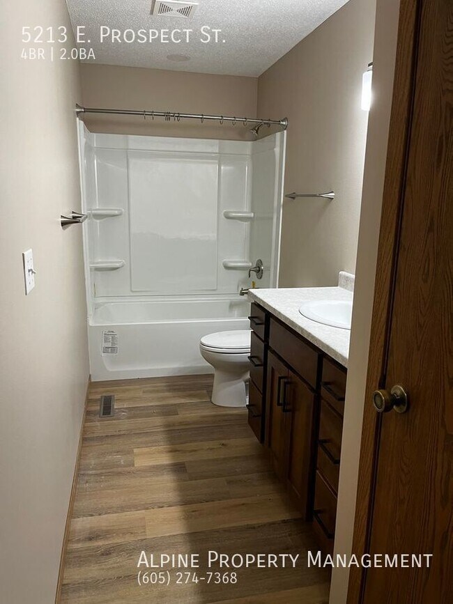Building Photo - Newly Renovated 4 Bed/2 Bath East Side Ran...