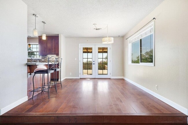 Building Photo - Beautiful Home w/ Panoramic Views!!  (Lake...