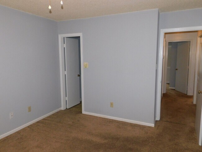 Building Photo - 118 Village Ct