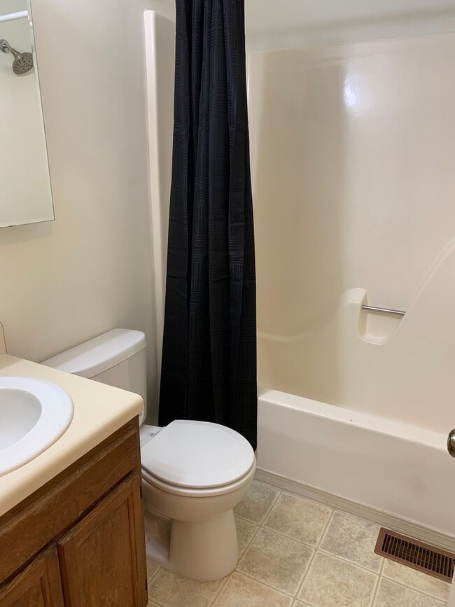 Building Photo - 4804  EM#16