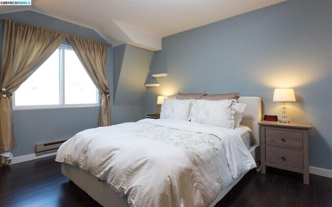 Building Photo - Lovely and updated top floor 1/1 condo wit...