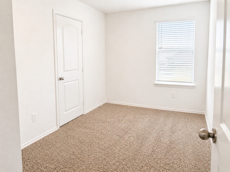 Building Photo - 5207 Twin Acorn Ct