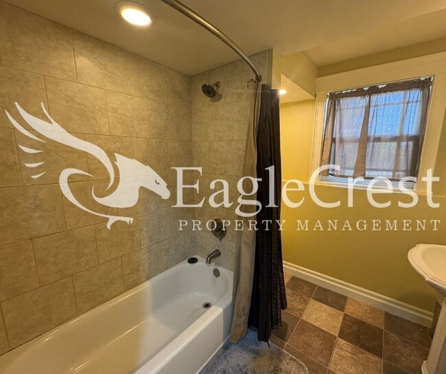 Building Photo - Beautiful Five Bedroom Home with Acreage