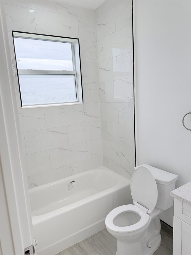 Building Photo - 416 NE 12th Ave