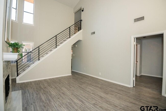 Building Photo - 5911 Hollytree Dr