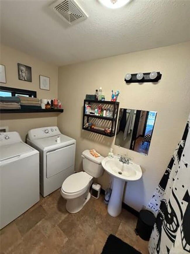 Building Photo - 2 Bedroom Home $950/month