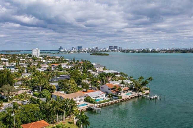 Building Photo - 1800 NE 114th St