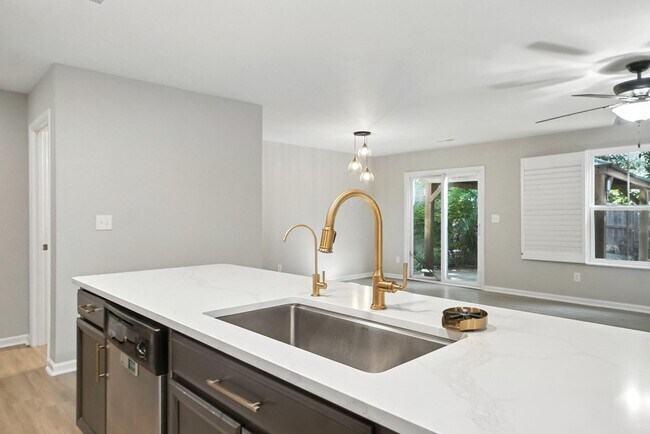 Building Photo - Fully Updated and Move-In Ready with Excep...