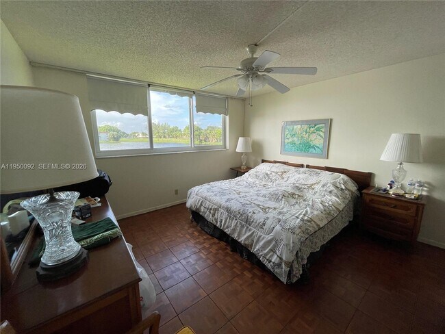 Building Photo - 9423 S Hollybrook Lake Dr