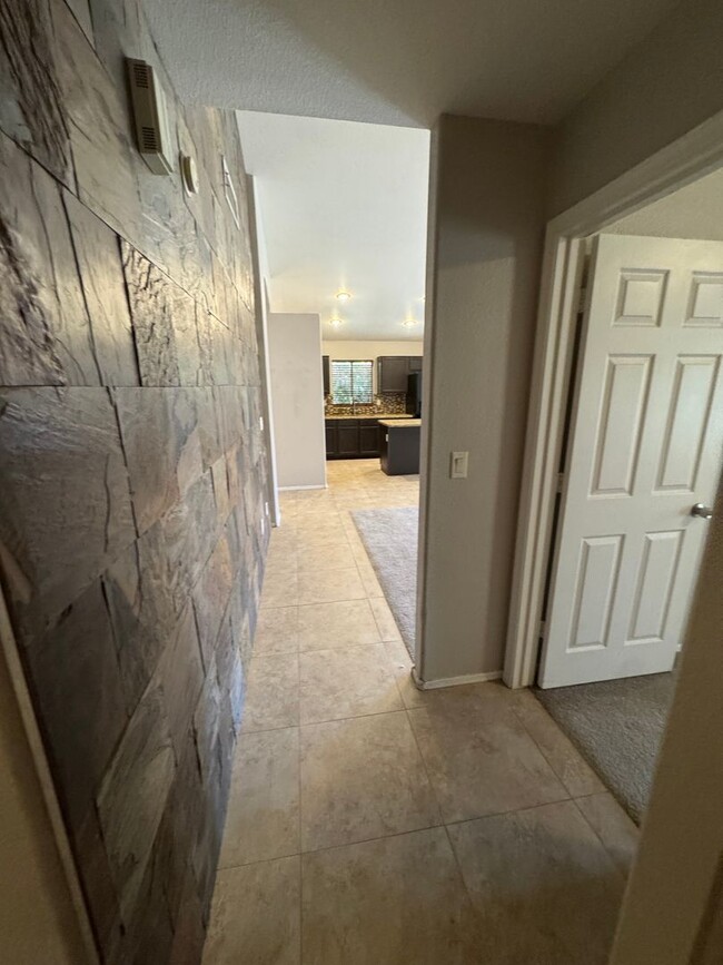 Building Photo - Beautiful & Cozy Chandler Home!