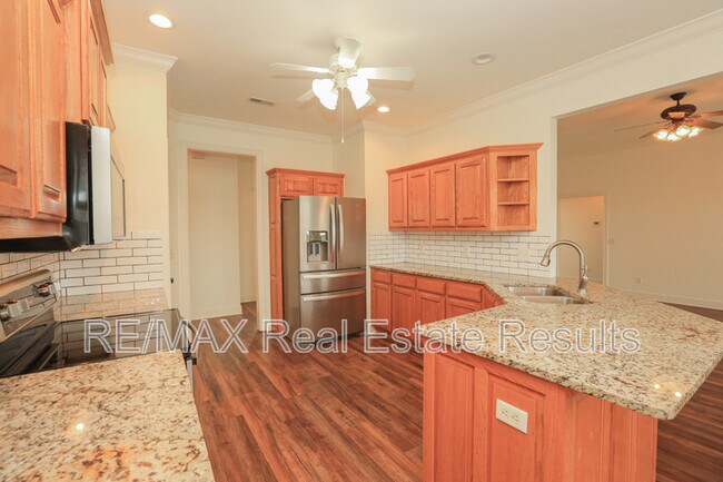 Building Photo - 303 NW Palomino St