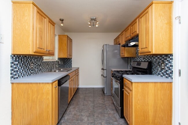 Building Photo - Spacious 2 Bedroom Home!