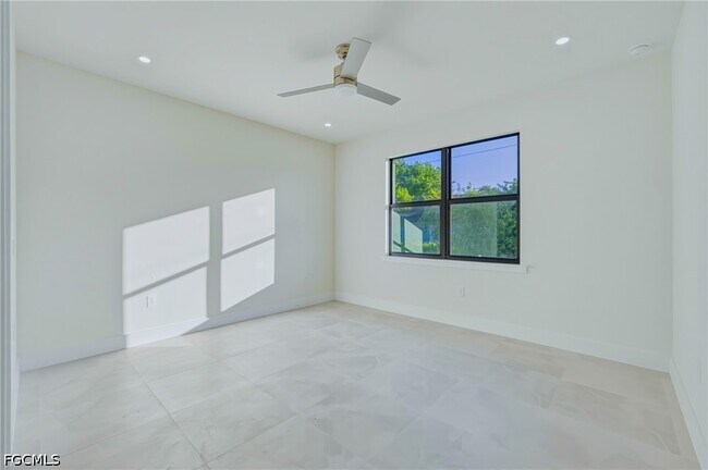 Building Photo - 2411 Lola Ave S