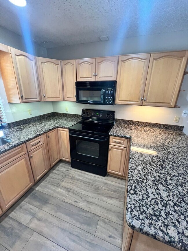 Building Photo - BEAUTIFUL 3 BEDROOM POOL HOME IN SANDPIPER...
