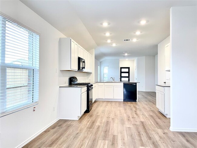 Building Photo - 305 Milliner Lp