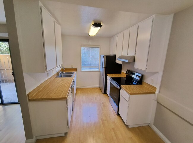 Building Photo - Lower Unit In Scripps Woods