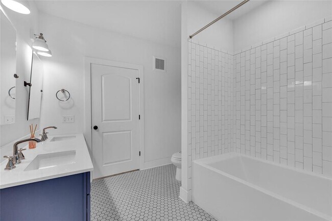 Building Photo - 4704 Sunset Trail