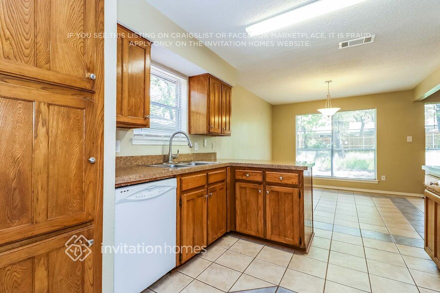 Building Photo - 4719 Crest Dr