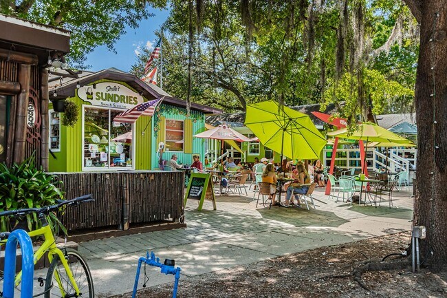 Building Photo - P197 - #4A Holiday Inn