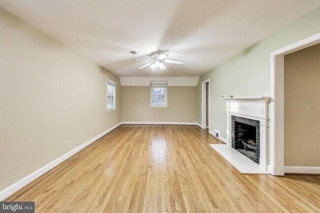 Building Photo - 9326 W Parkhill Dr