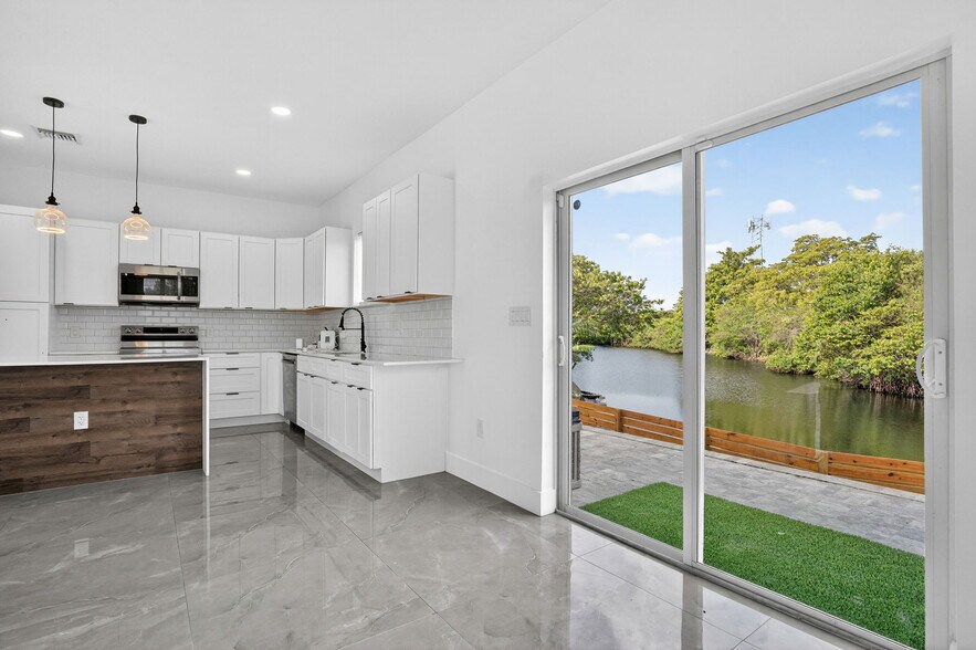 Building Photo - 655 NW 24th Ave