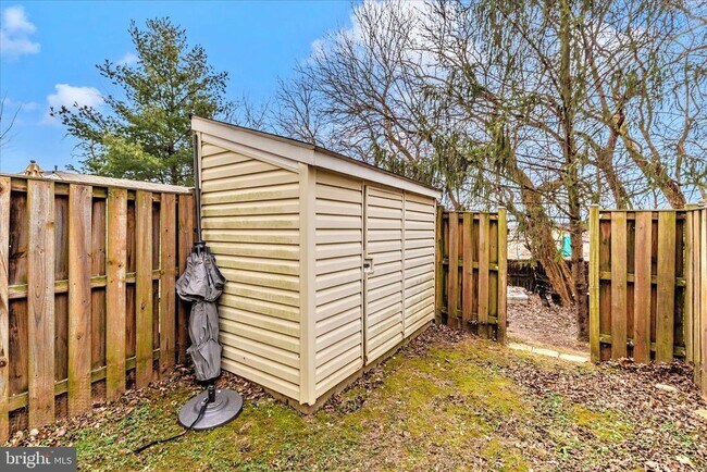 Building Photo - 584 Cotswold Ct