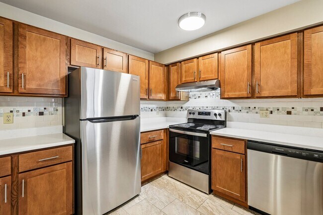 Building Photo - Renovated Private Entry 2 Bedroom Apartment Available!