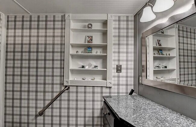 Building Photo - 561 Russell Rd