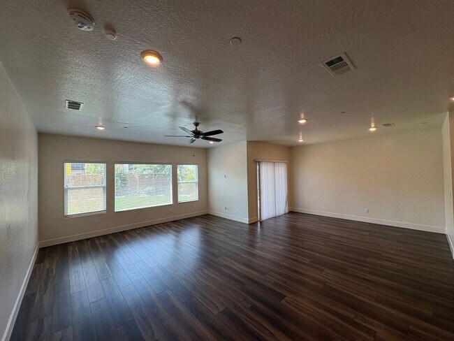 Building Photo - 113 E Tyler Ave