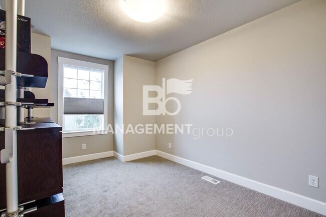 Building Photo - Close In NE Portland- Modern Townhome Across from Wholefoods and Starbucks