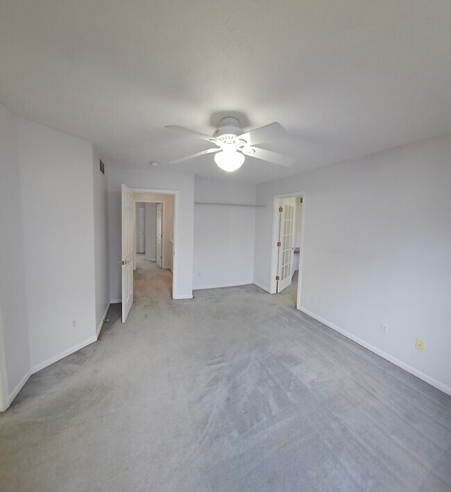 Building Photo - 3910 Old Elm Dr SE