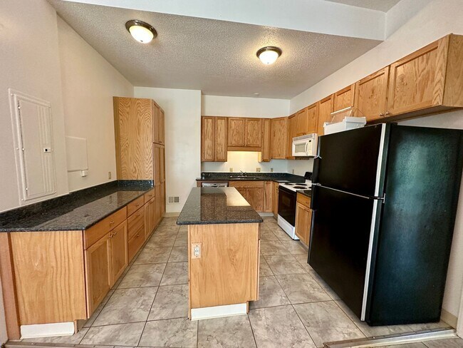 Building Photo - 3 BED | 2 BATH | GATED BACKYARD | THOMAS S...