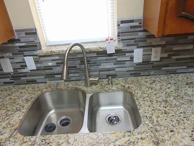 Building Photo - 2114 E Park Row Dr