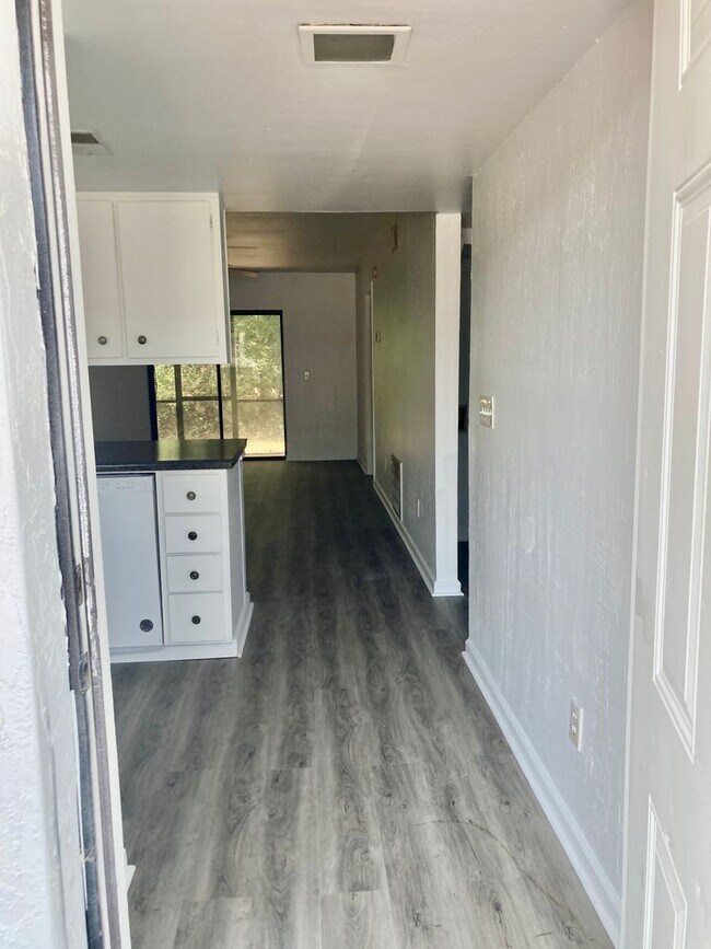 Building Photo - Centrally Located Condo