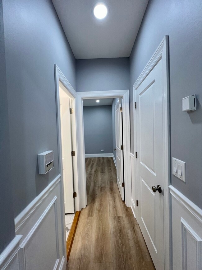 Building Photo - 1701 W Albion Ave