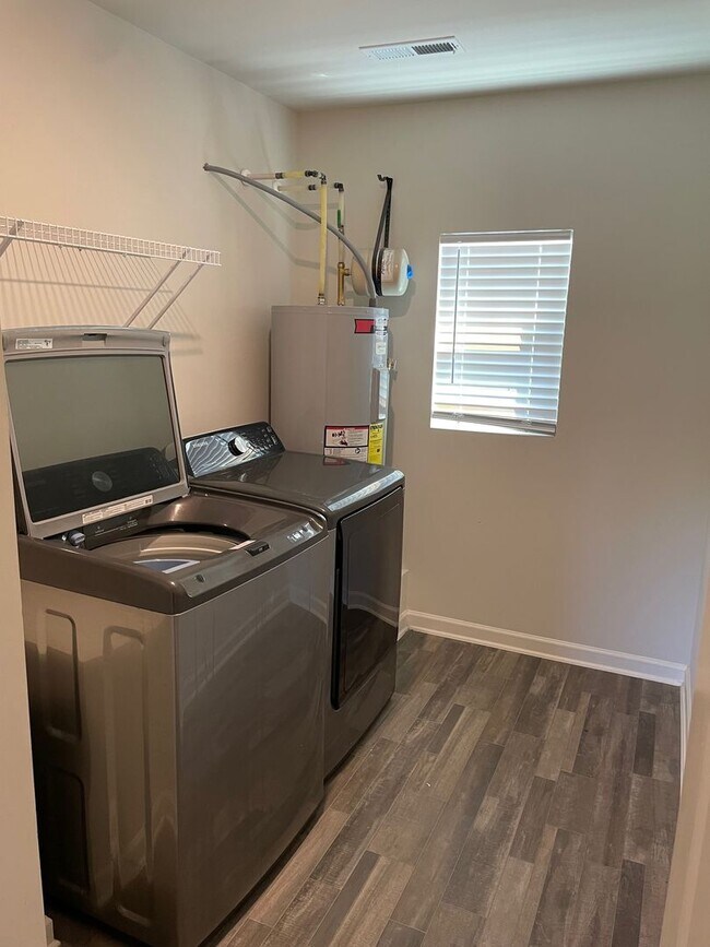 Building Photo - Beautiful 4 bed 3 bath home!