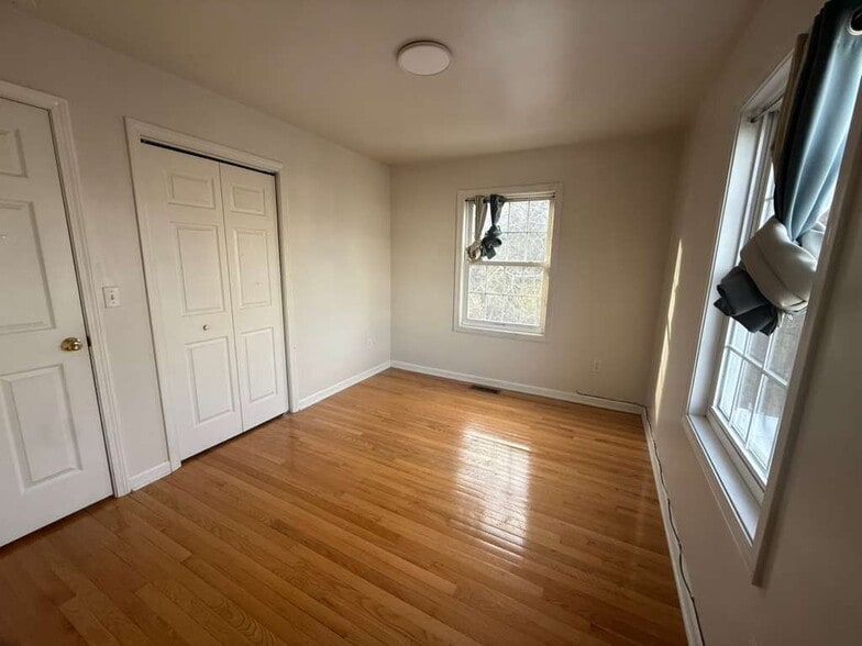 Building Photo - 845 Hart St