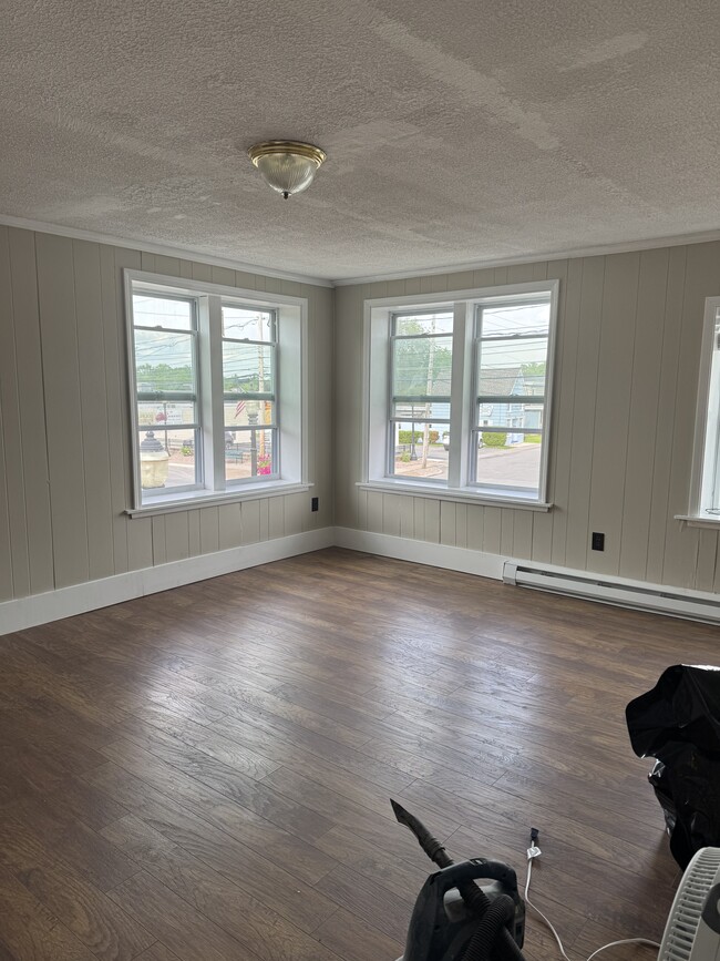 Building Photo - 102 S Main St