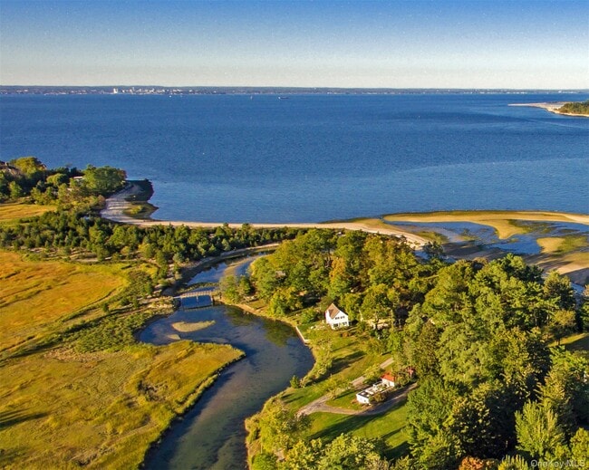 Building Photo - 329 Centre Island Rd