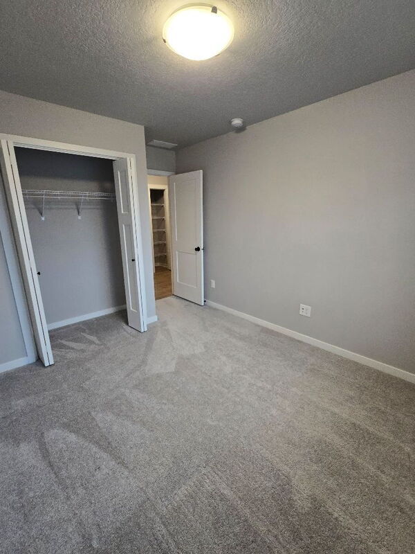 Building Photo - 300 SE Red Fern Dr