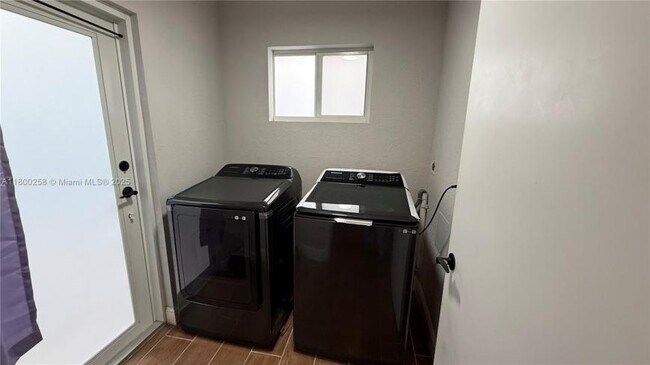 Building Photo - 3 bedroom in Miami FL 33127
