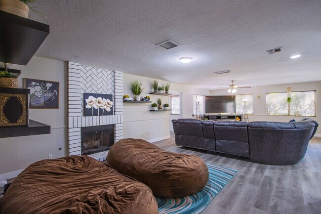 Building Photo - 2342 Viewcrest Rd