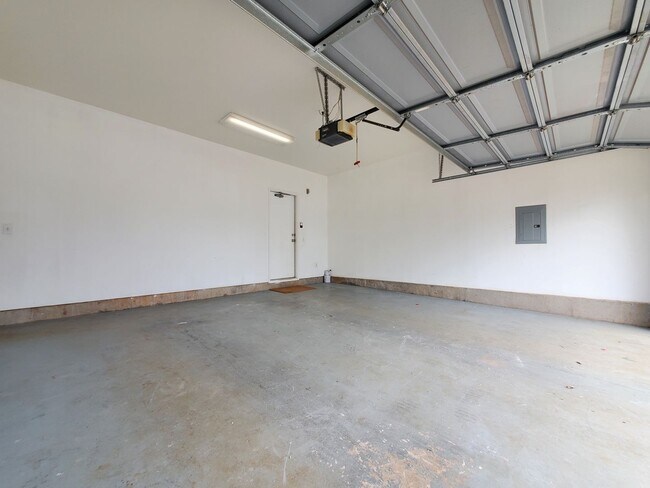 Building Photo - For Rent | 4 Bedroom, 3 Bathroom house with 2 Car Garage