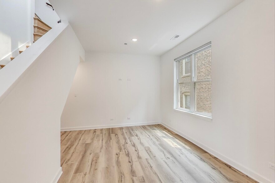 Building Photo - 5126 S Kenwood Ave