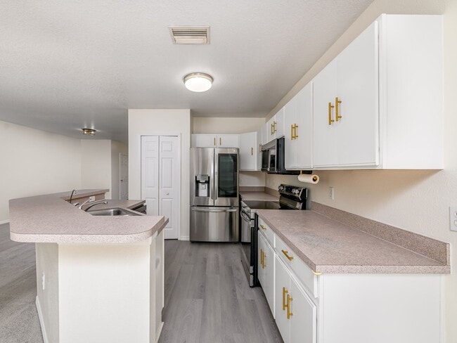 Building Photo - Riverview Townhome