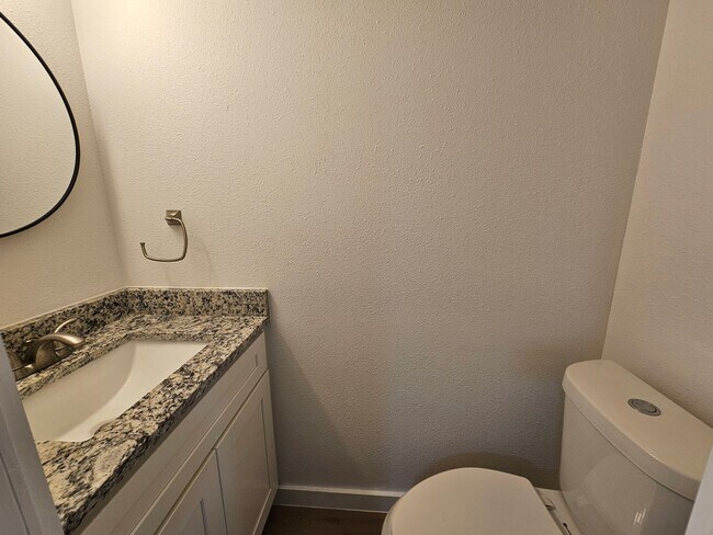 Building Photo - Recently rehabbed. Available now