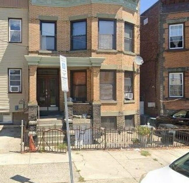 Building Photo - 32 Irving St