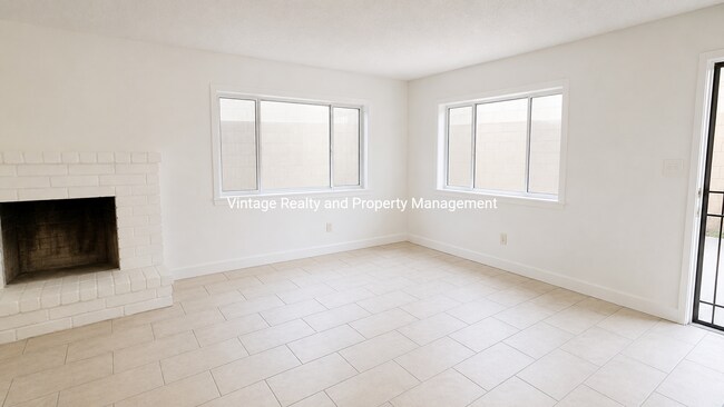 Building Photo - Updated 2-bedroom, 1 bathroom Tri-plex unit located in North Stockton.
