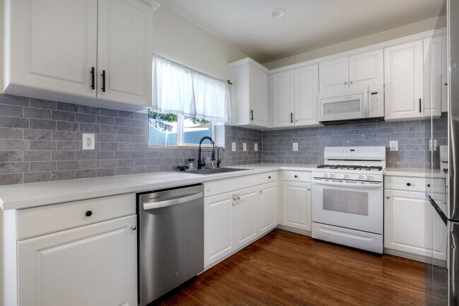 Building Photo - Beautiful Horse Creek Ridge Spacious 3 Bed / 2.5 Bath Home in Fallbrook with Solar