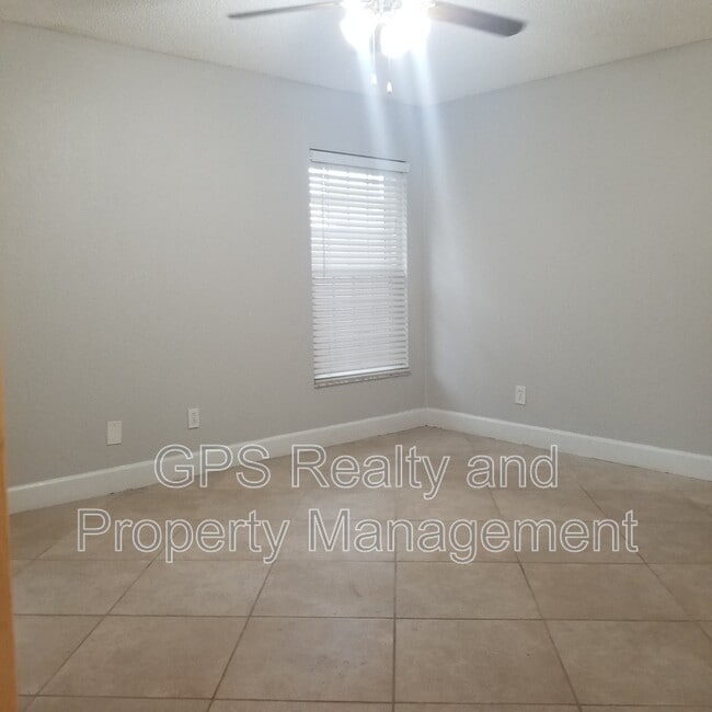 Building Photo - 3359 Hillmont Cir
